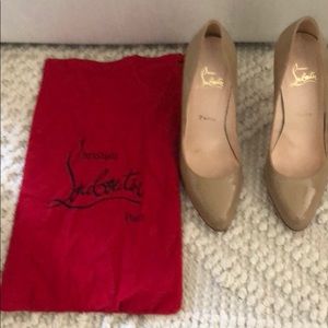 Christian louboutin nude patent leather pump 38